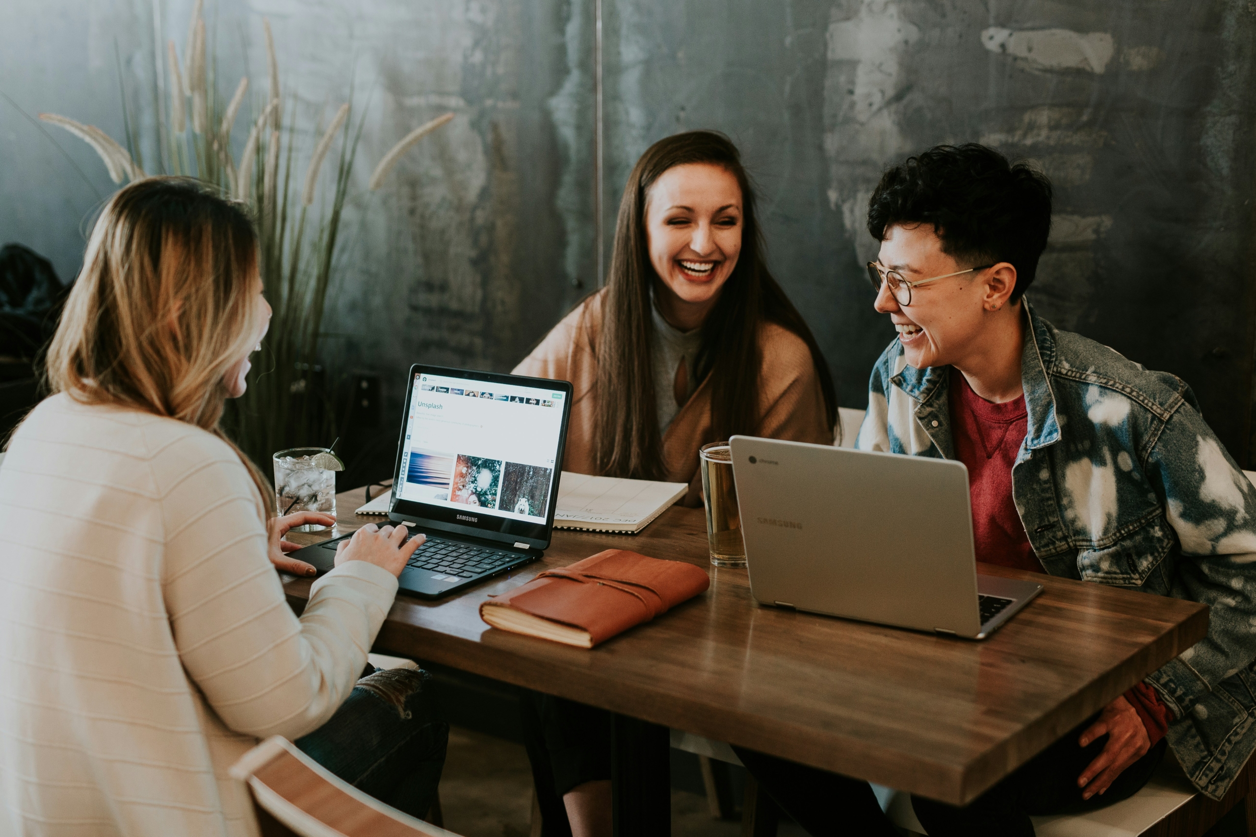 brooke-cagle-g1Kr4Ozfoac-unsplash Group of people with laptops