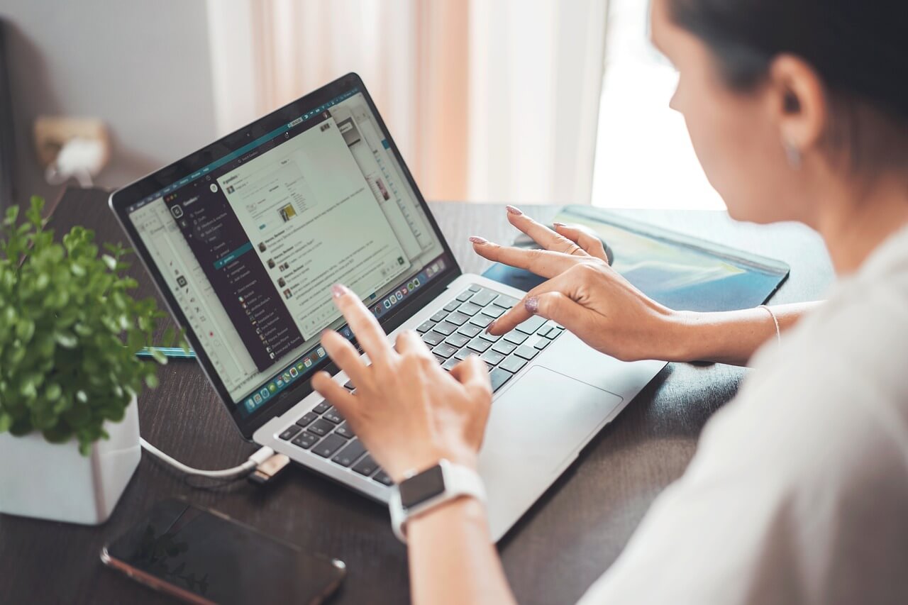telework-6795505_1280-2 Woman using laptop for product data